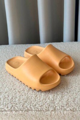 Шльопанці Yeezy 9534